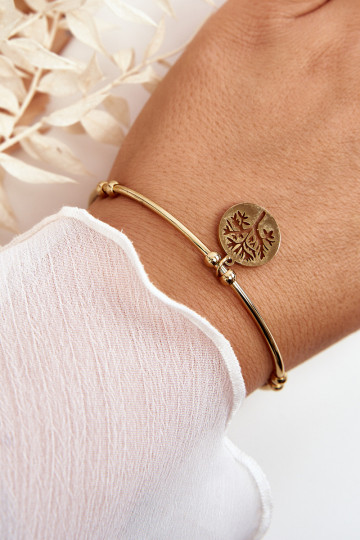 A pulseira é dourada
