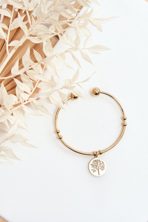 A pulseira é dourada