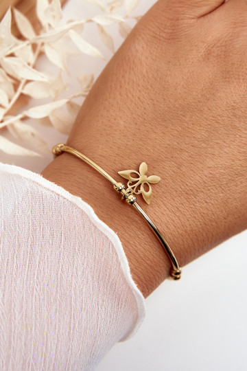 A pulseira é dourada