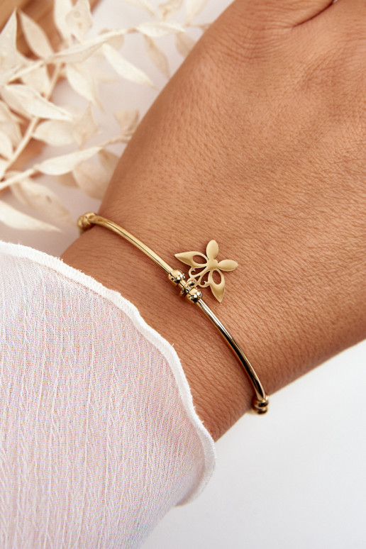 A pulseira é dourada