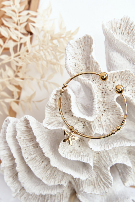 A pulseira é dourada A pulseira é dourada