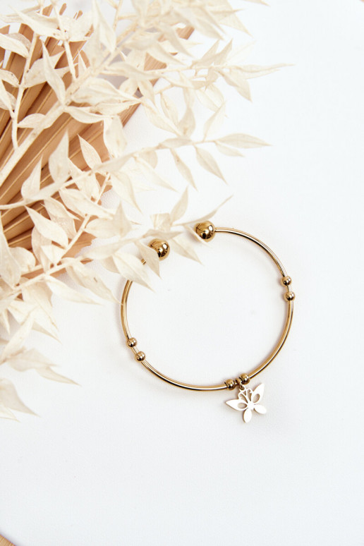 A pulseira é dourada