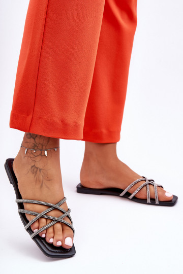 Chinelos com tiras I cor preta Leomi