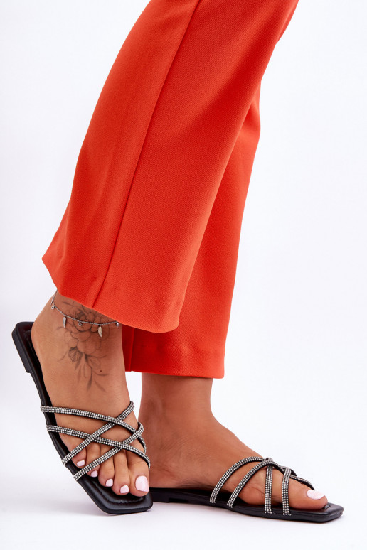 Chinelos com tiras I cor preta Leomi Chinelos com tiras I cor preta Leomi