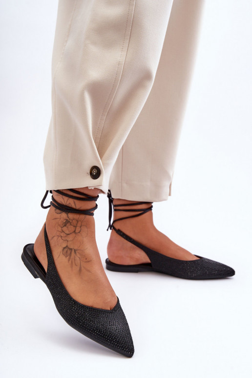 Modelo clássico de sapato de salto alto com bico fino na cor preta Delimena Modelo clássico de sapato de salto alto com bico fino na cor preta Delimena