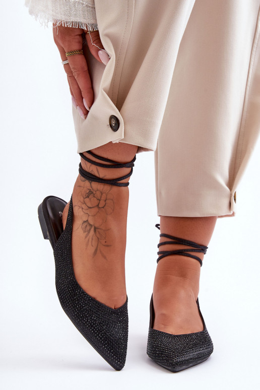 Modelo clássico de sapato de salto alto com bico fino na cor preta Delimena Modelo clássico de sapato de salto alto com bico fino na cor preta Delimena