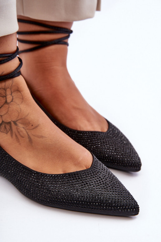 Modelo clássico de sapato de salto alto com bico fino na cor preta Delimena Modelo clássico de sapato de salto alto com bico fino na cor preta Delimena