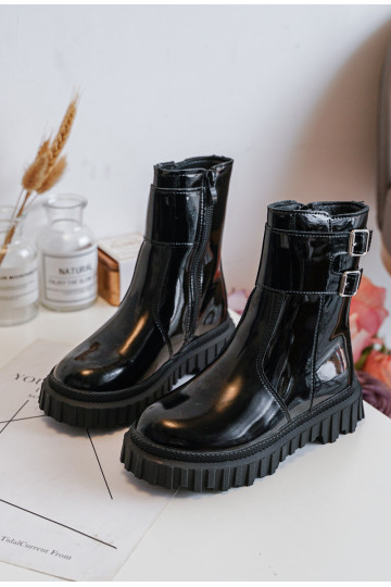Botas infantis com efeito laca com fivelas na cor preta Chloraia