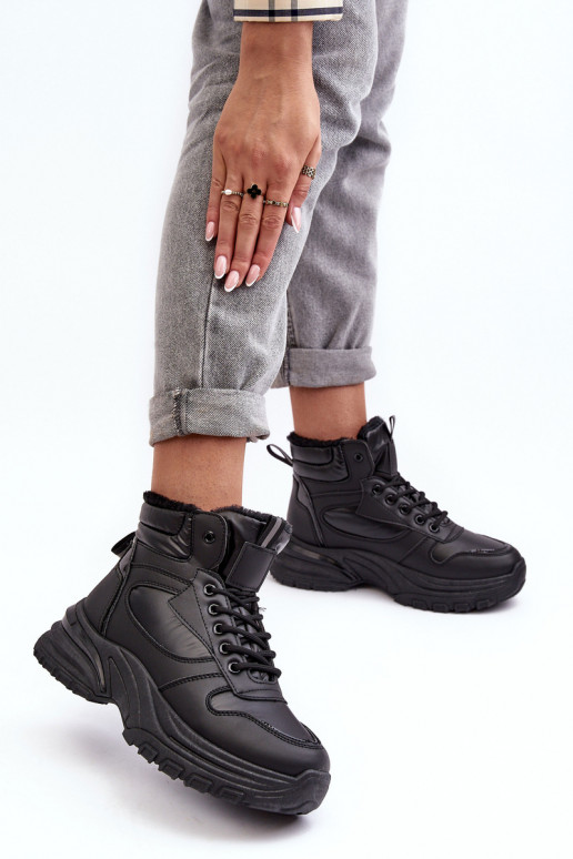 calçado desportivo aquecido com atacadores na cor preta Dejana