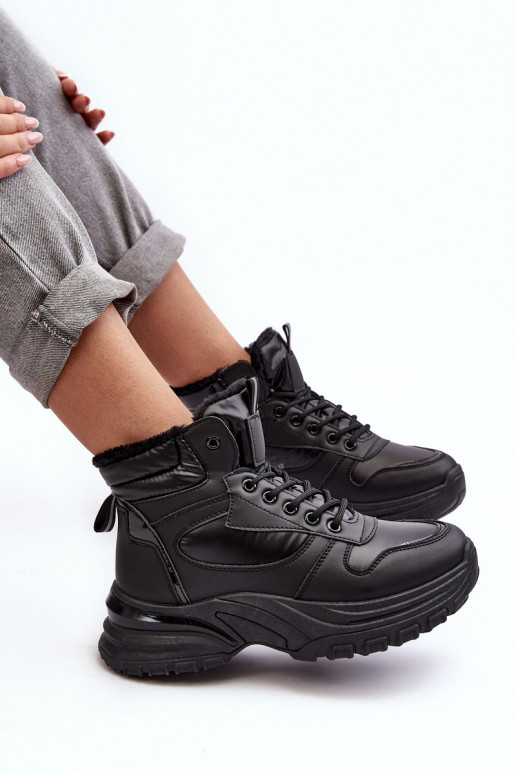 calçado desportivo aquecido com atacadores na cor preta Dejana