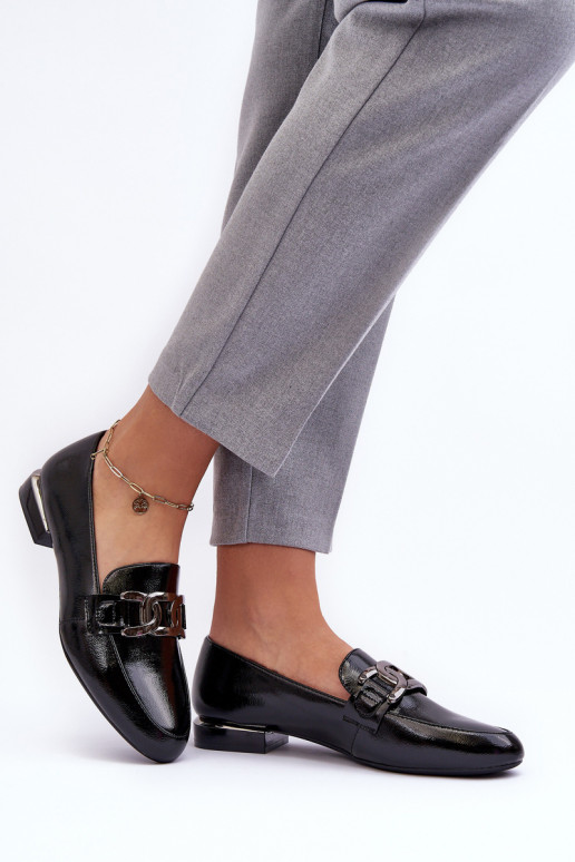 mocassins femininos com efeito laca com enfeites em preto Camilena
