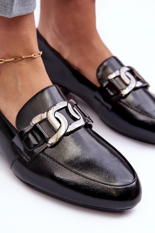mocassins femininos com efeito laca com enfeites em preto Camilena