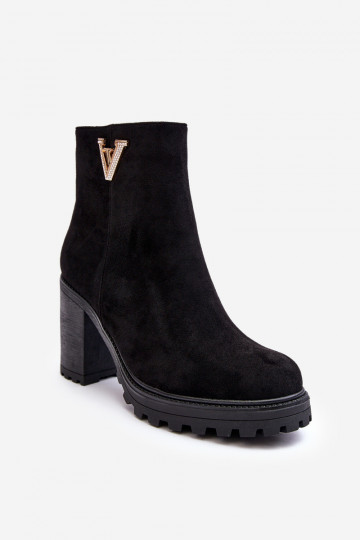 Botins de camurça com enfeites em preto Strong