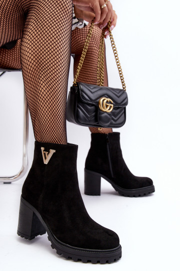 Botins de camurça com enfeites em preto Strong 2