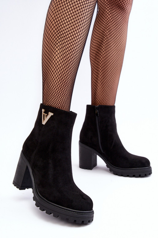 Botins de camurça com enfeites em preto Strong