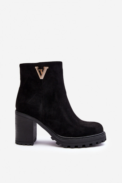 Botins de camurça com enfeites em preto Strong