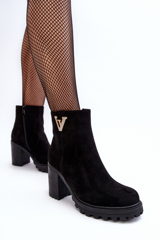Botins de camurça com enfeites em preto Strong