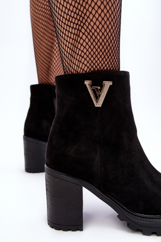 Botins de camurça com enfeites em preto Strong