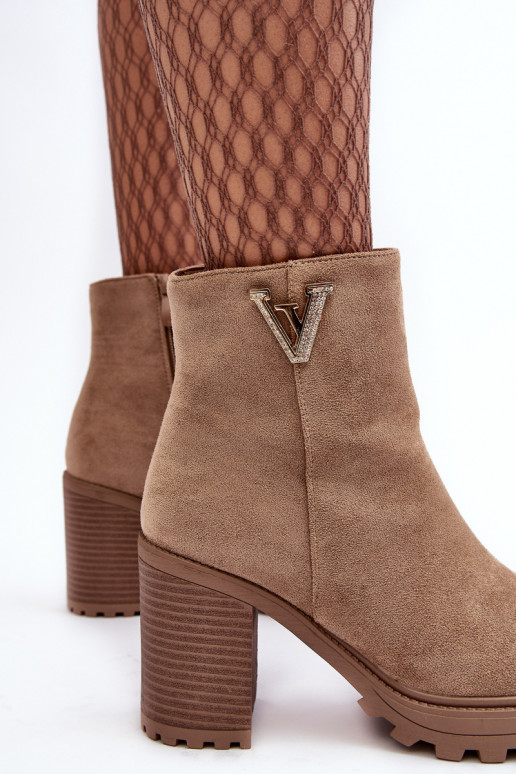 Botins de camurça com enfeites bege Strong Botins de camurça com enfeites bege Strong