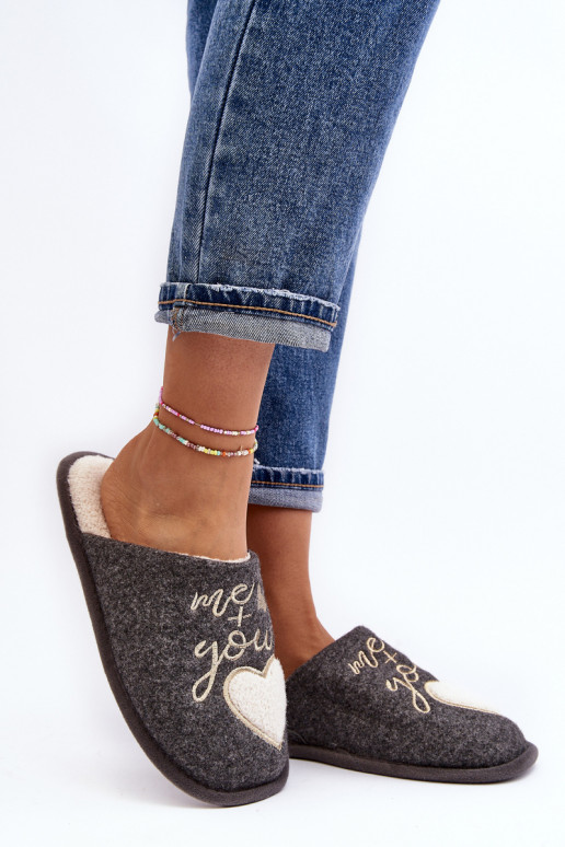 Mabira, modelo clássico, é aquecido por modelo ousado na cor cinza Mabira, modelo clássico, é aquecido por modelo ousado na cor cinza