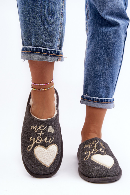 Mabira, modelo clássico, é aquecido por modelo ousado na cor cinza Mabira, modelo clássico, é aquecido por modelo ousado na cor cinza