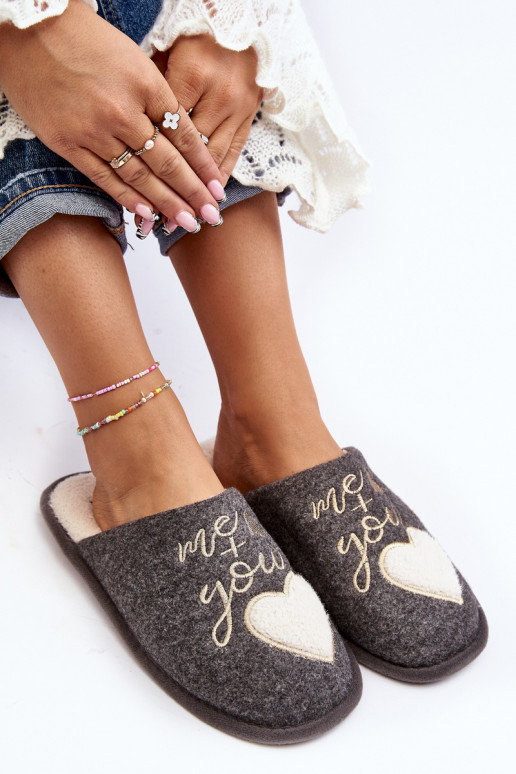 Mabira, modelo clássico, é aquecido por modelo ousado na cor cinza Mabira, modelo clássico, é aquecido por modelo ousado na cor cinza