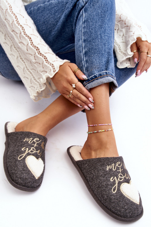 Mabira, modelo clássico, é aquecido por modelo ousado na cor cinza Mabira, modelo clássico, é aquecido por modelo ousado na cor cinza