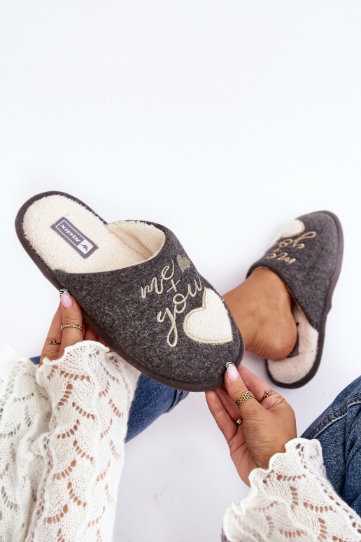 Mabira, modelo clássico, é aquecido por modelo ousado na cor cinza Mabira, modelo clássico, é aquecido por modelo ousado na cor cinza