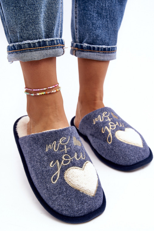 Mabira, modelo clássico, é aquecido por modelo ousado na cor azul Mabira, modelo clássico, é aquecido por modelo ousado na cor azul