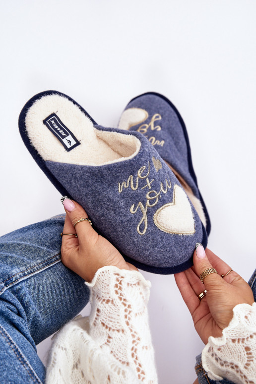 Mabira, modelo clássico, é aquecido por modelo ousado na cor azul Mabira, modelo clássico, é aquecido por modelo ousado na cor azul