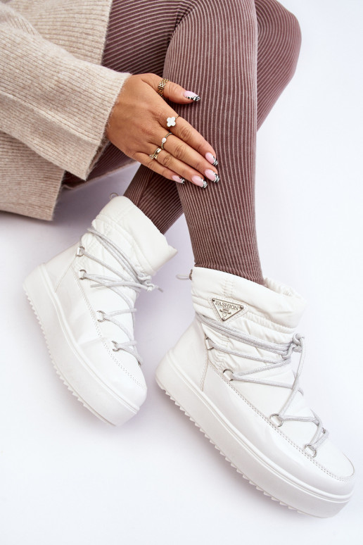 botas de neve com plataforma e detalhes estilosos na cor branca Fleure botas de neve com plataforma e detalhes estilosos na cor branca Fleure