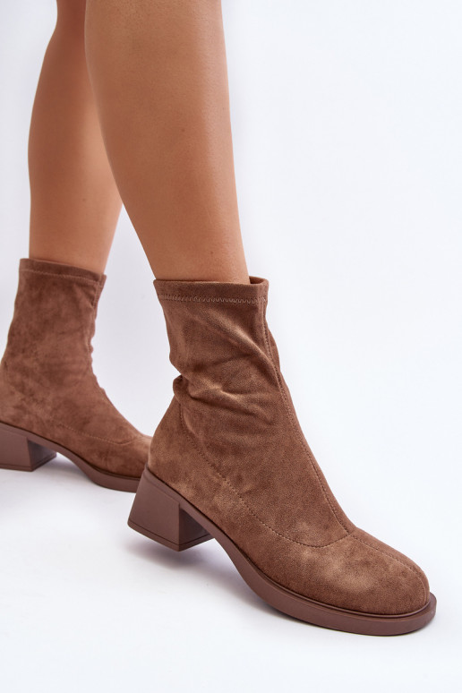 Botas femininas de salto baixo na cor marrom Aphroteia Botas femininas de salto baixo na cor marrom Aphroteia