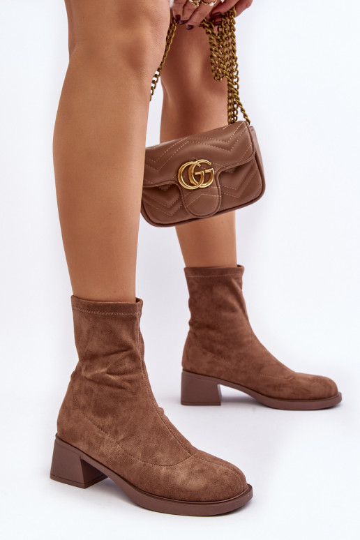 Botas femininas de salto baixo na cor marrom Aphroteia Botas femininas de salto baixo na cor marrom Aphroteia