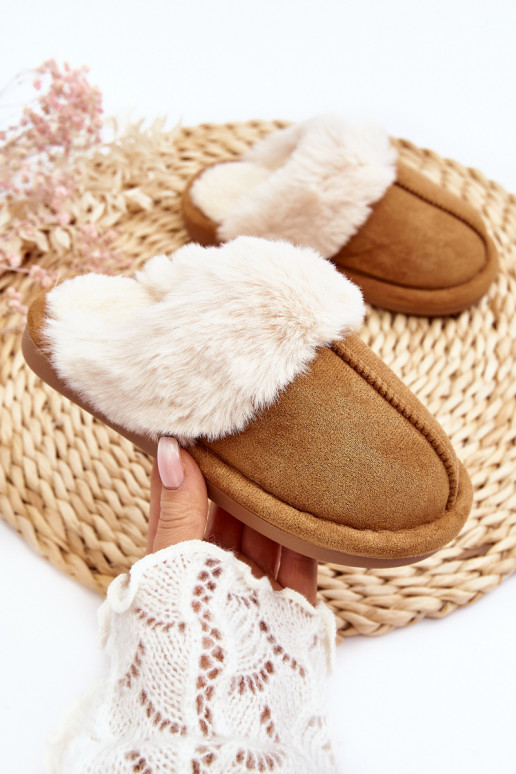 Chinelos infantis com pêlo na cor marrom Befana