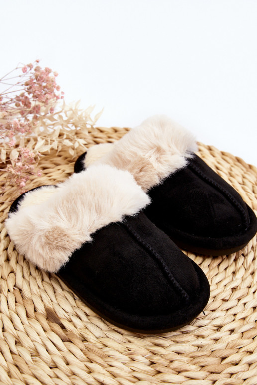 Chinelos infantis com pelo na cor preta Befana