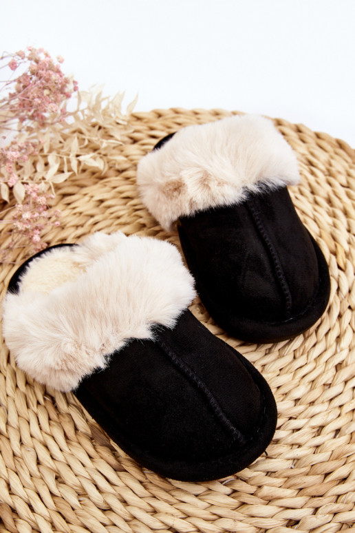 Chinelos infantis com pelo na cor preta Befana