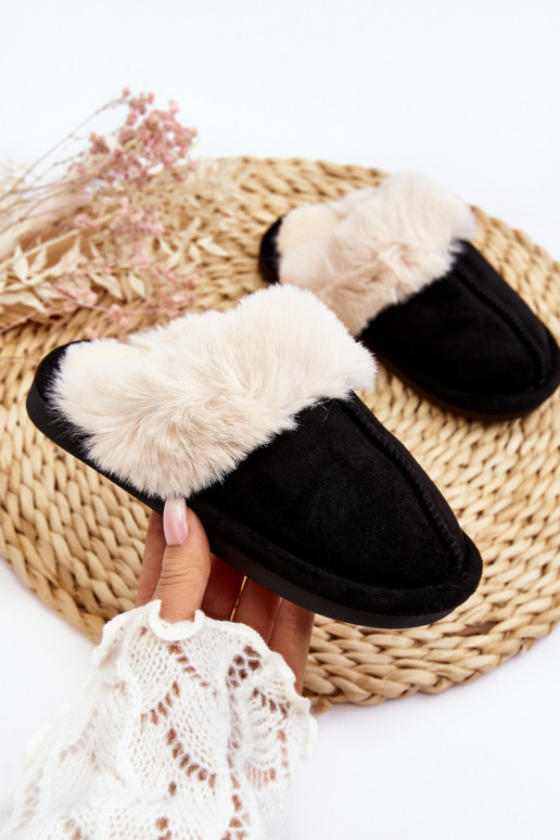 Chinelos infantis com pelo na cor preta Befana