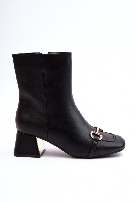 Botins com salto com enfeites em preto Adinah