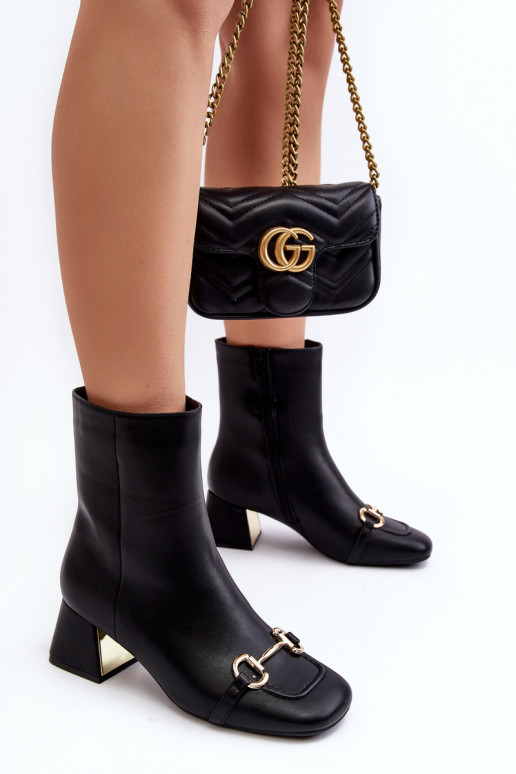 Botins com salto com enfeites em preto Adinah