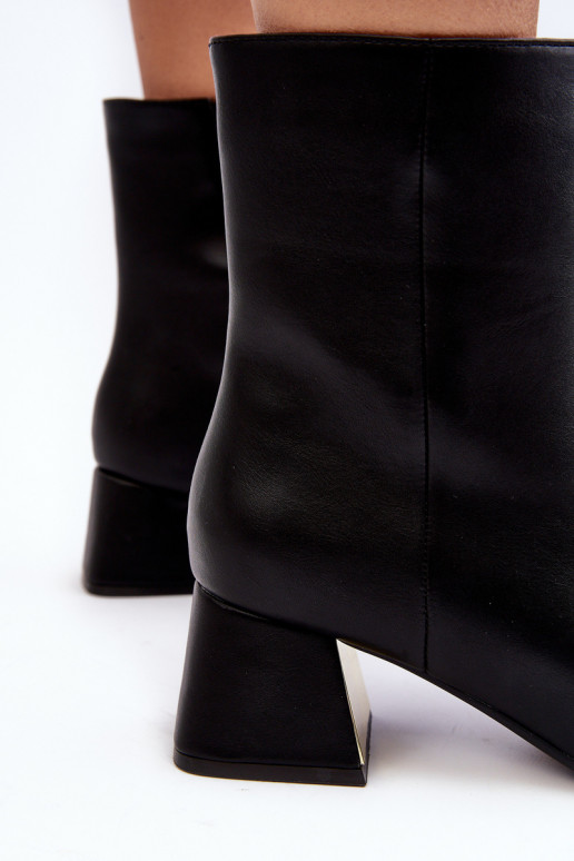 Botins com salto com enfeites em preto Adinah