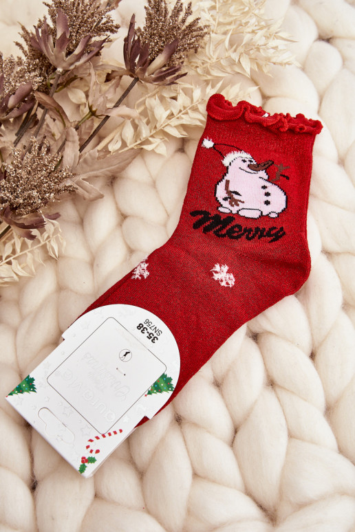 Meias de Natal brilhantes com bonecos de neve vermelhos