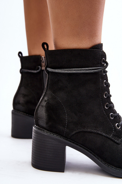 Botas de salto baixo com atacadores na cor preta Serellia Botas de salto baixo com atacadores na cor preta Serellia