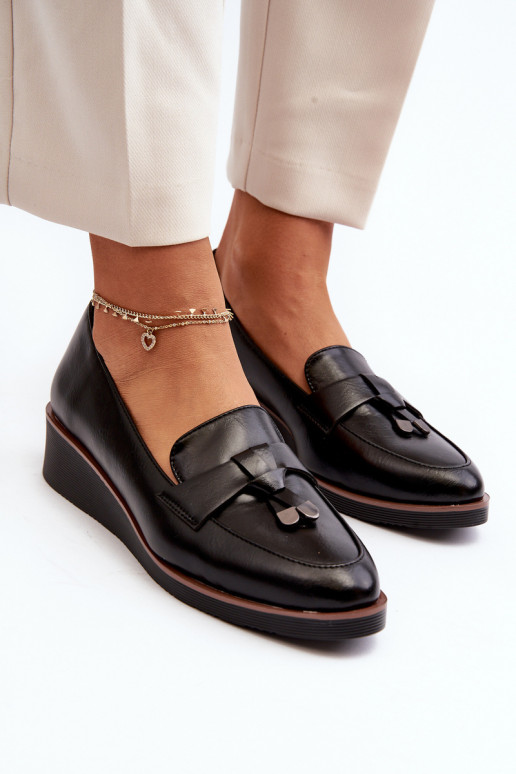 sapatos com enfeites na cor preta Miliret
