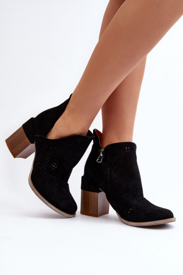 Botas femininas Niartima com elementos perfurados e salto preto 2