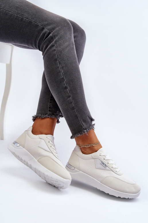 calçados esportivos tênis modelo sapatos cor branca Vovella