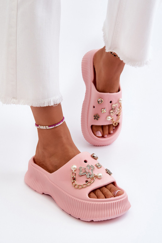 Chinelos leves com lindos detalhes em Afariana rosa Chinelos leves com lindos detalhes em Afariana rosa