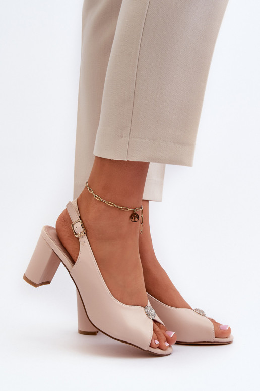 Sandália Trasea em estilo elegante com salto com enfeites