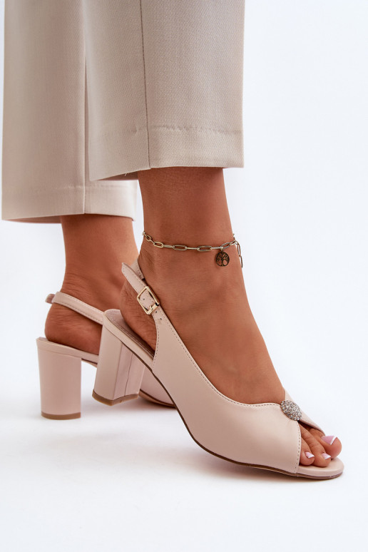 Sandália Trasea em estilo elegante com salto com enfeites Sandália Trasea em estilo elegante com salto com enfeites