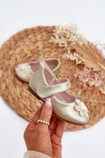 bailarinas infantis com fechos adesivos com enfeites na cor dourada Serinde 2