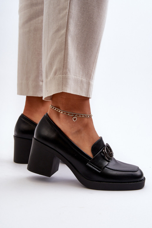 sapatos de salto alto com enfeites em preto Nedarea